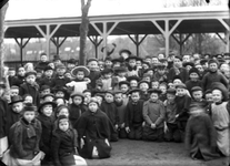 852250 Afbeelding van een groep kinderen op een onbekende lokatie (De Bilt?).